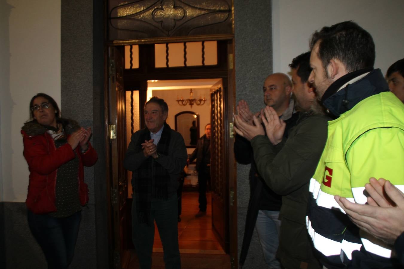 Alfonso Gallardo recibiendo el aplauso de sus trabajadores a las puertas de su casa.