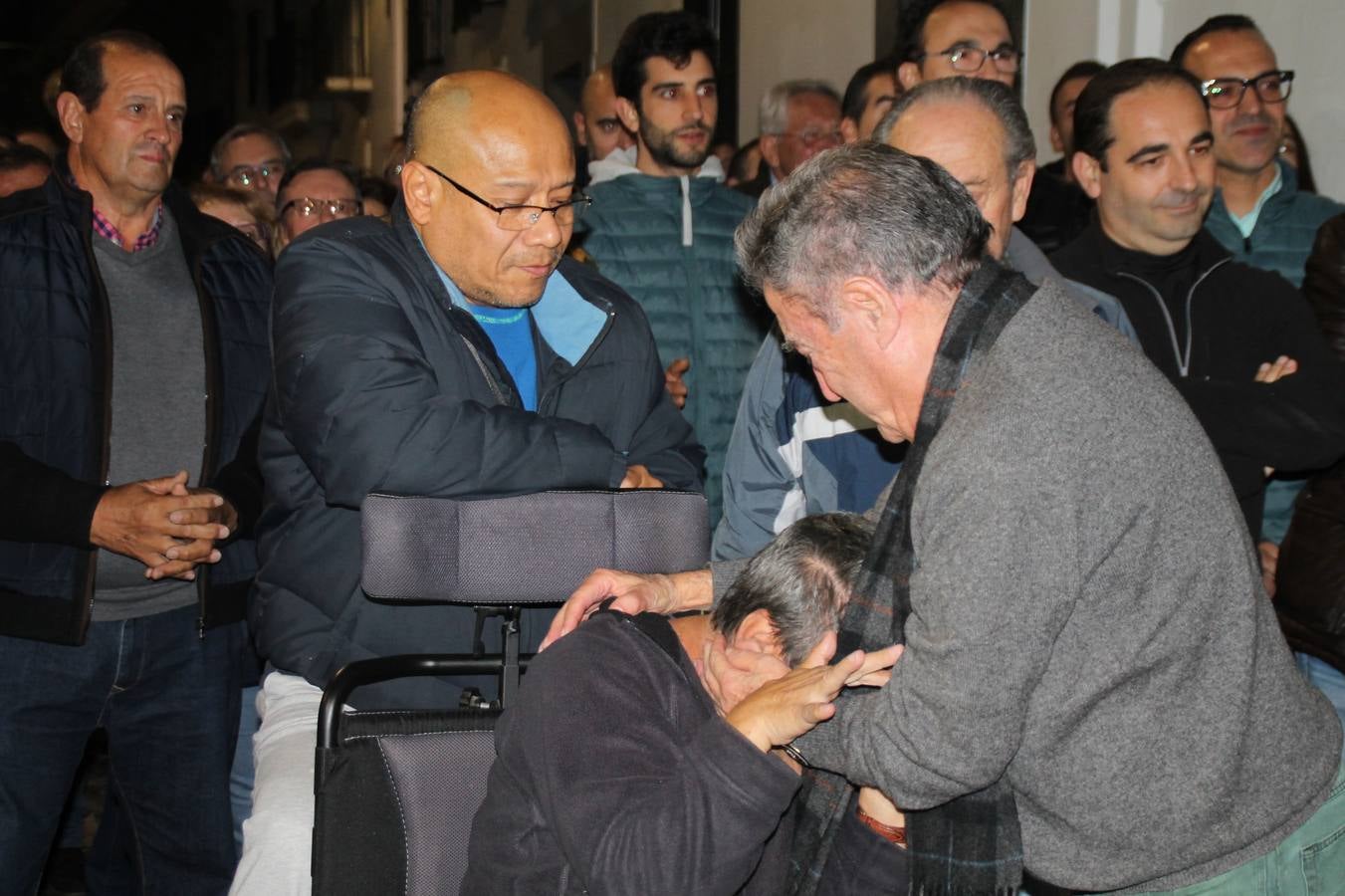 Alfonso Gallardo recibiendo el aplauso de sus trabajadores a las puertas de su casa.