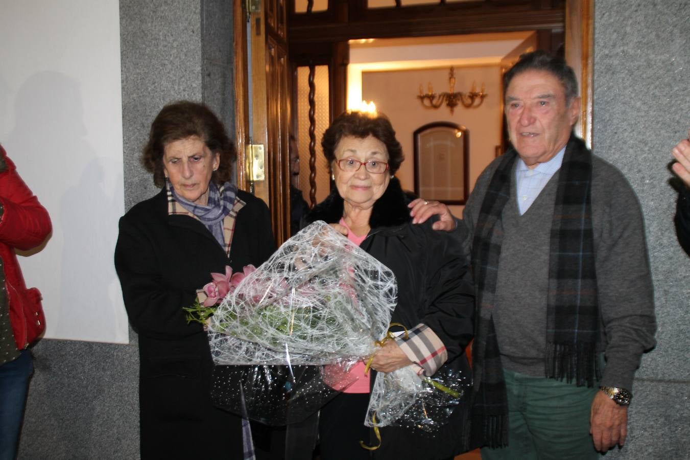 Alfonso Gallardo recibiendo el aplauso de sus trabajadores a las puertas de su casa.