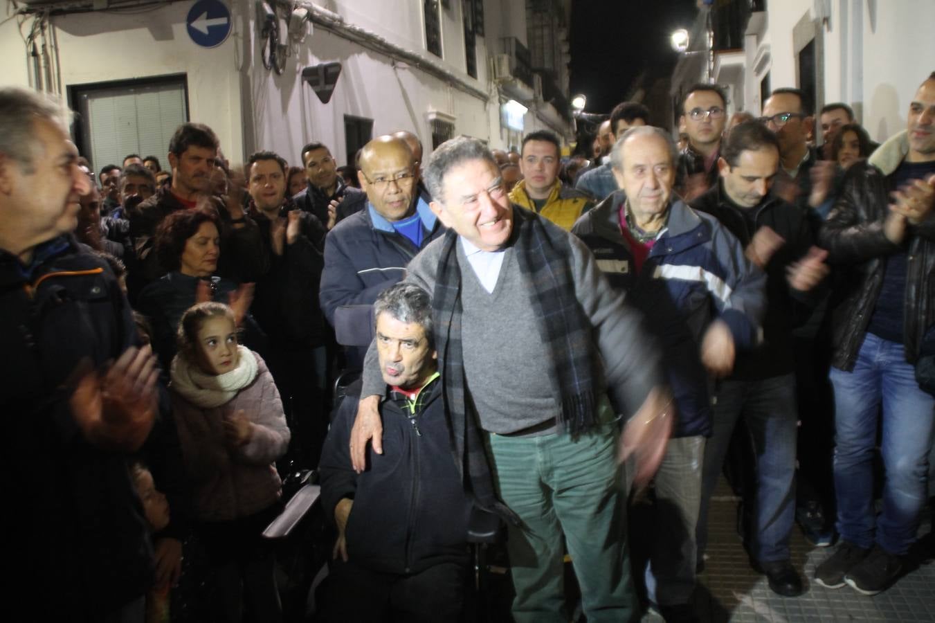 Alfonso Gallardo recibiendo el aplauso de sus trabajadores a las puertas de su casa.