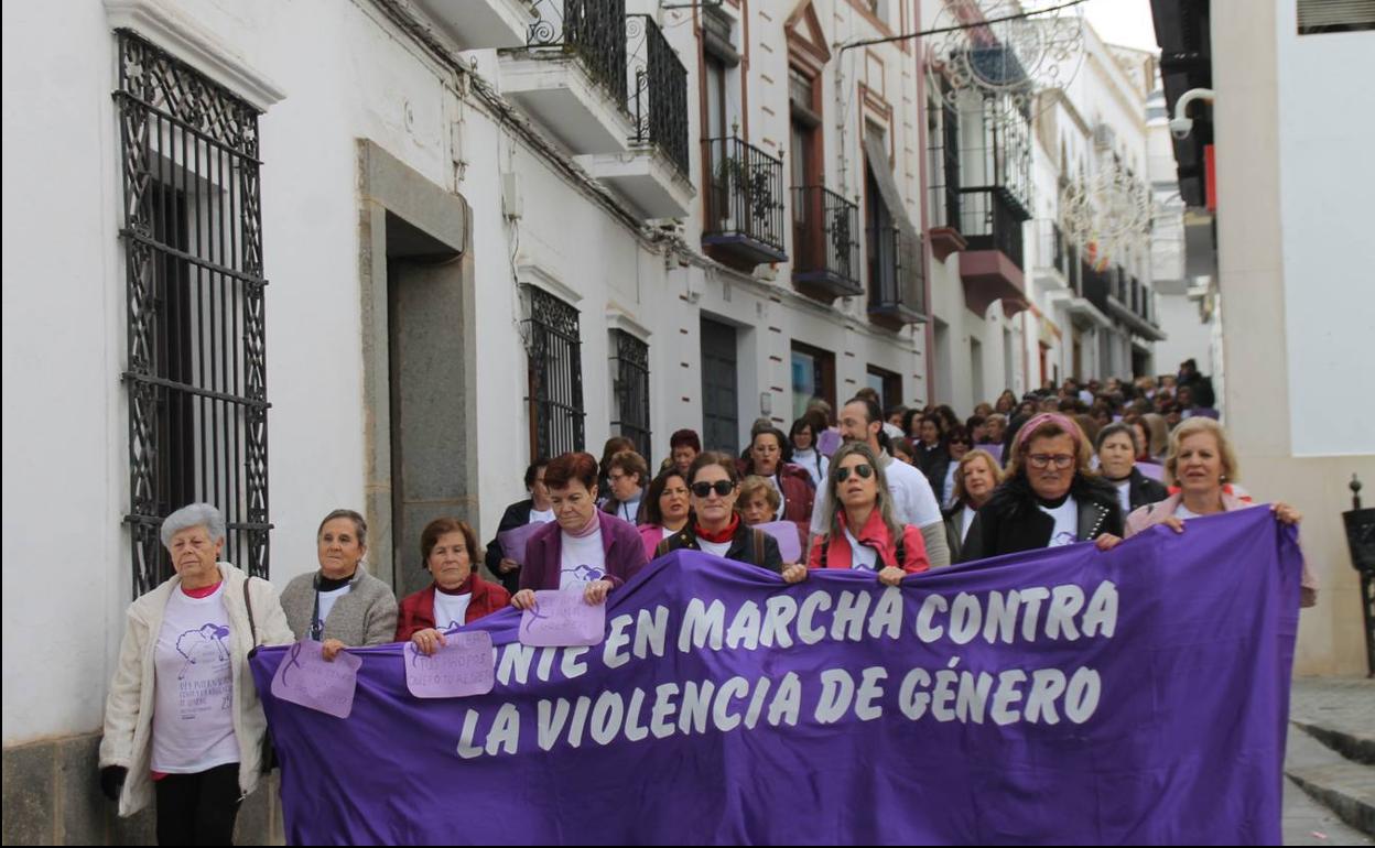 Marcha contra la violencia de género por las calles de Jerez de los Caballeros.