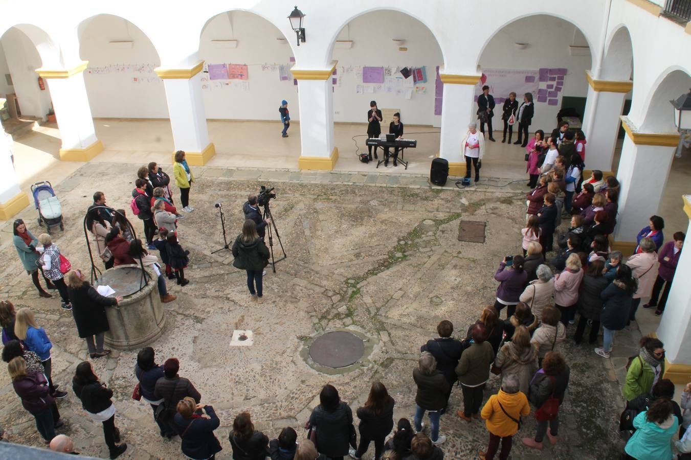 Lectura de un manifiesto a cargo de Plena Inclusión Jerez en el patio del Conventual San Agustín.