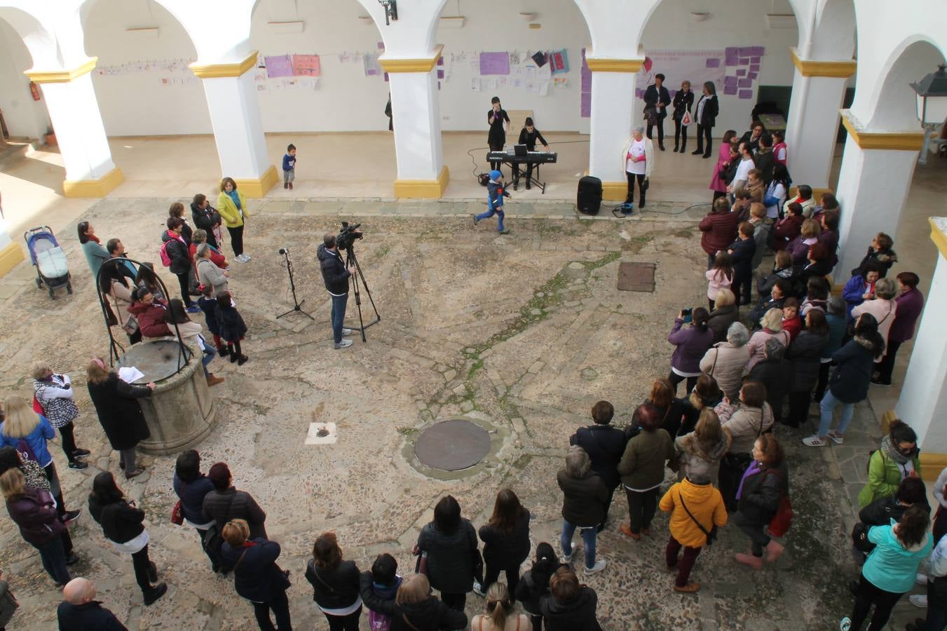 Lectura de un manifiesto a cargo de Plena Inclusión Jerez en el patio del Conventual San Agustín.