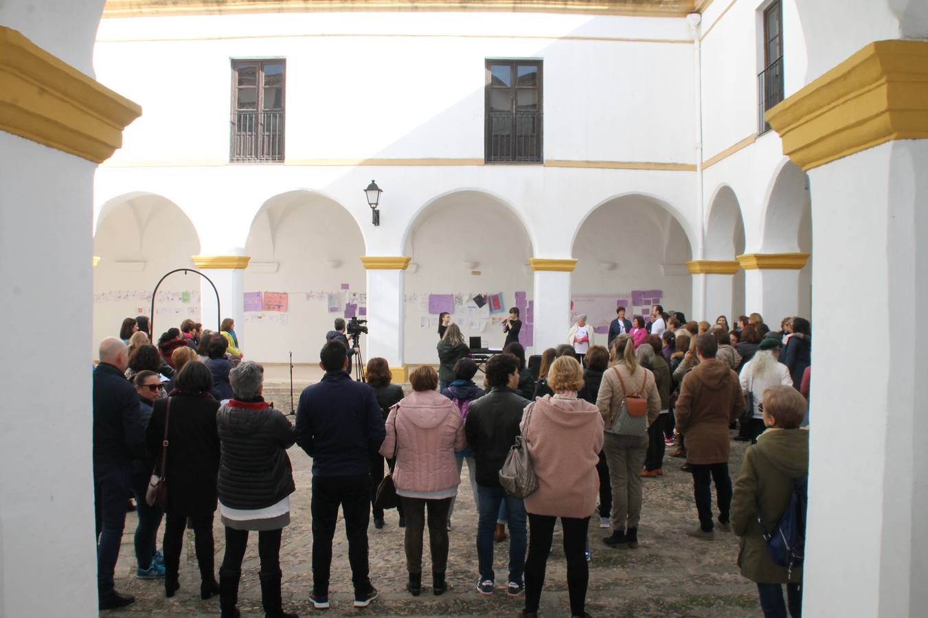 Lectura de un manifiesto a cargo de Plena Inclusión Jerez en el patio del Conventual San Agustín.