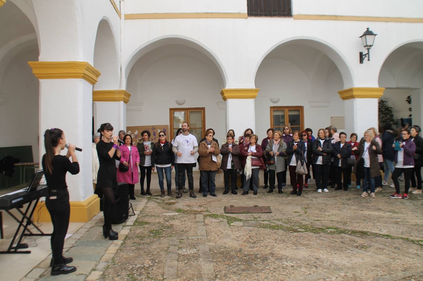 Lectura de un manifiesto a cargo de Plena Inclusión Jerez en el patio del Conventual San Agustín.