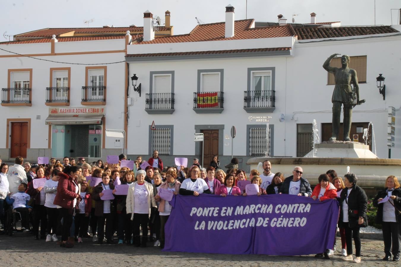 Lectura de un manifiesto a cargo de Plena Inclusión Jerez en el patio del Conventual San Agustín.