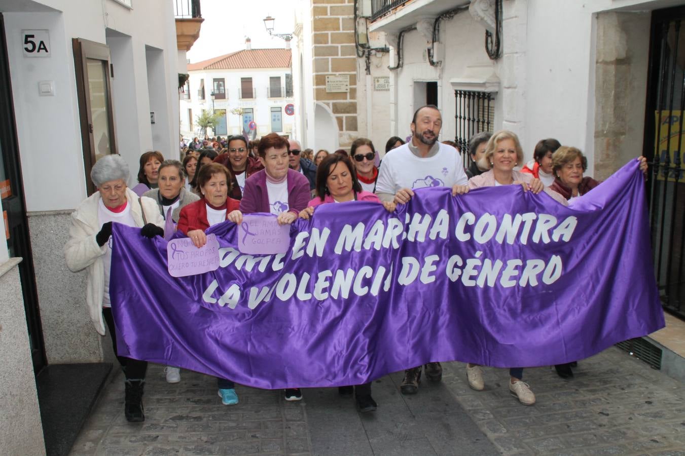 Lectura de un manifiesto a cargo de Plena Inclusión Jerez en el patio del Conventual San Agustín.