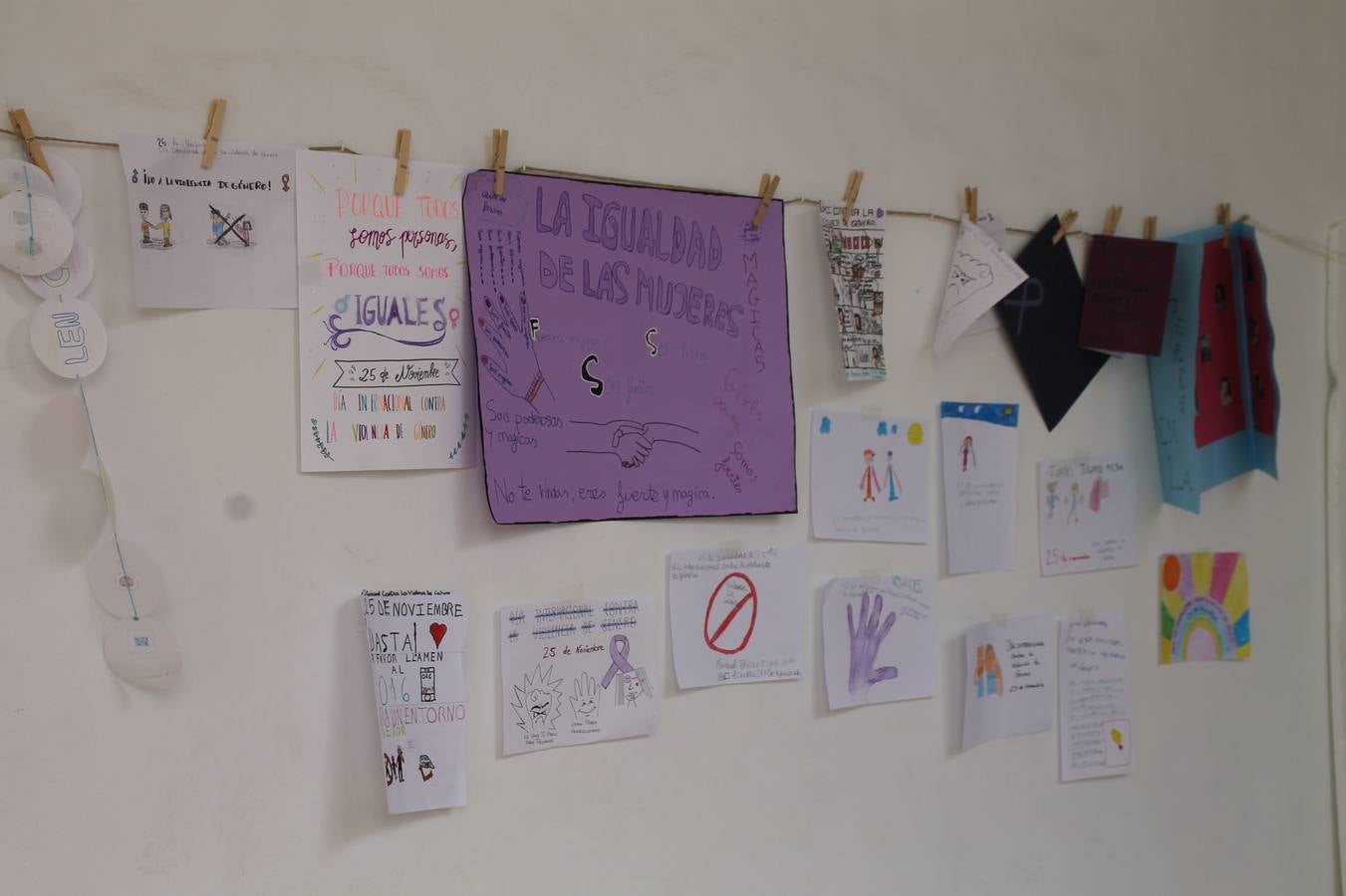 Lectura de un manifiesto a cargo de Plena Inclusión Jerez en el patio del Conventual San Agustín.