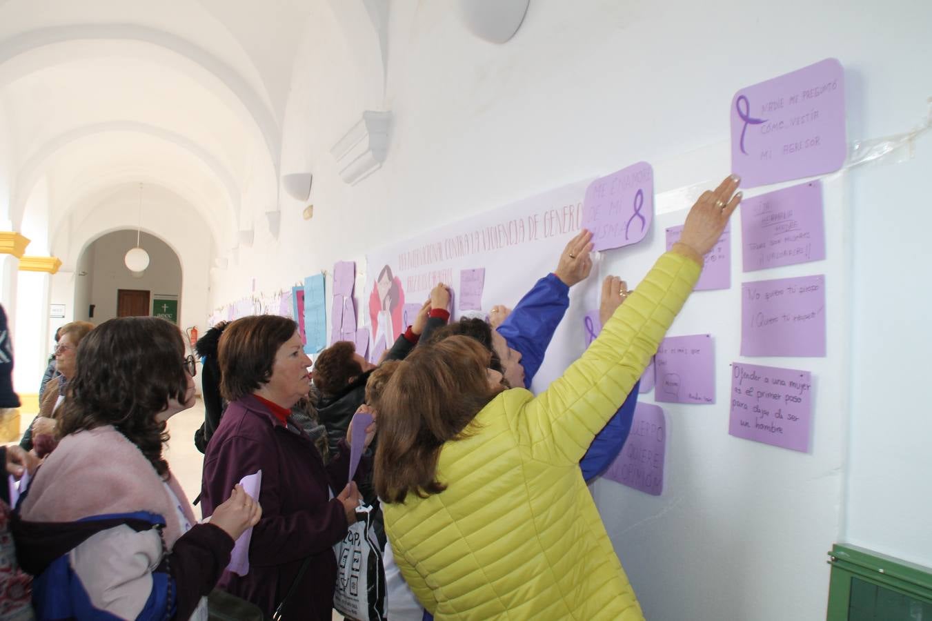 Lectura de un manifiesto a cargo de Plena Inclusión Jerez en el patio del Conventual San Agustín.
