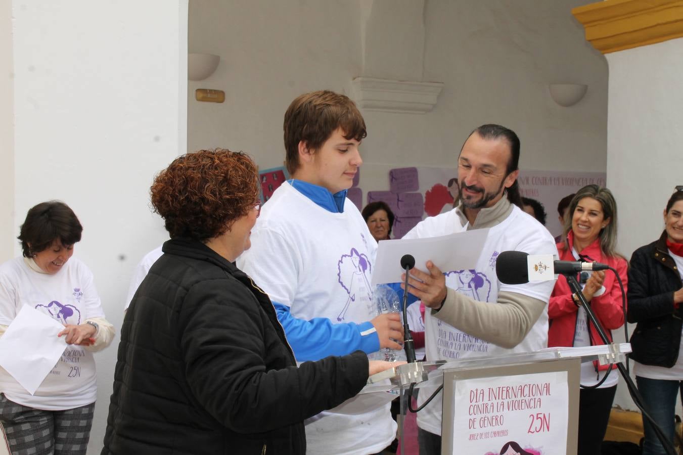 Lectura de un manifiesto a cargo de Plena Inclusión Jerez en el patio del Conventual San Agustín.