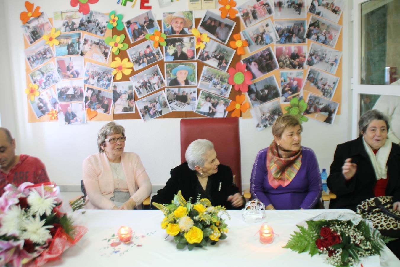 Un gran mural con fotografías de momentos y experiencias vividas para felicitar a Pilar Sotomayor Macías ha presidido la celebración de su 100 cumpleaños.