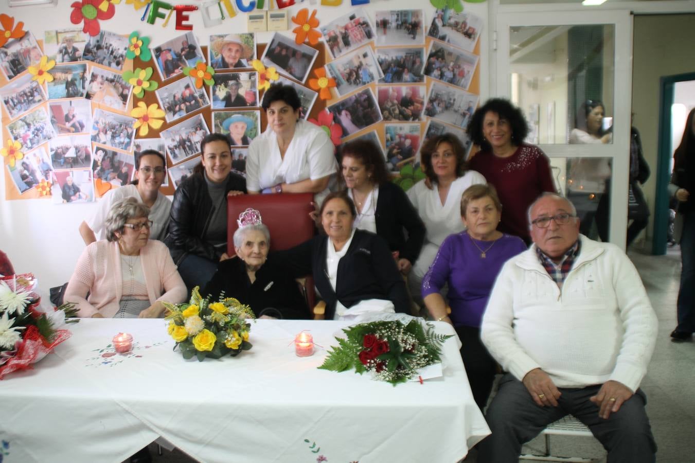 Un gran mural con fotografías de momentos y experiencias vividas para felicitar a Pilar Sotomayor Macías ha presidido la celebración de su 100 cumpleaños.
