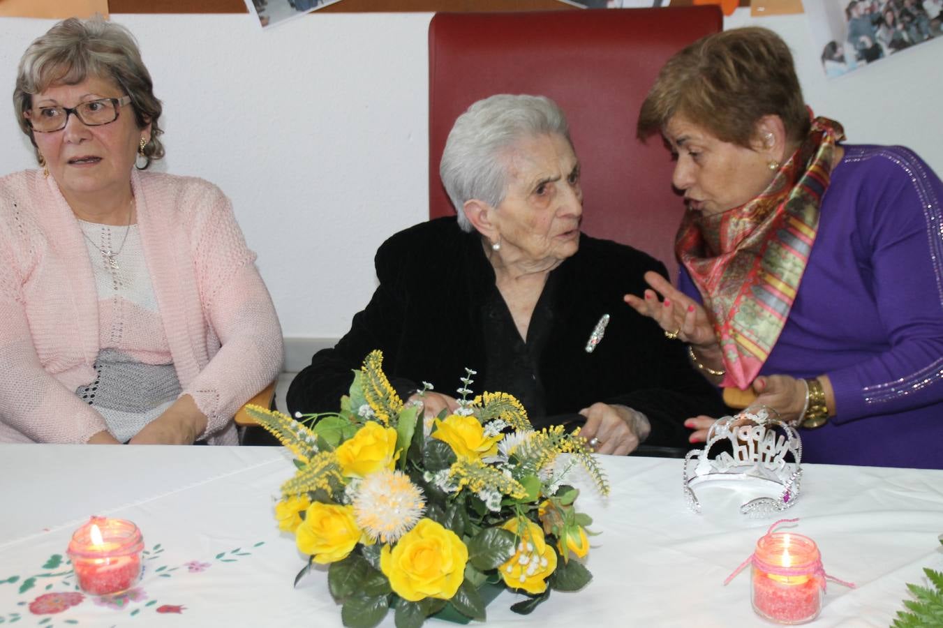 Un gran mural con fotografías de momentos y experiencias vividas para felicitar a Pilar Sotomayor Macías ha presidido la celebración de su 100 cumpleaños.