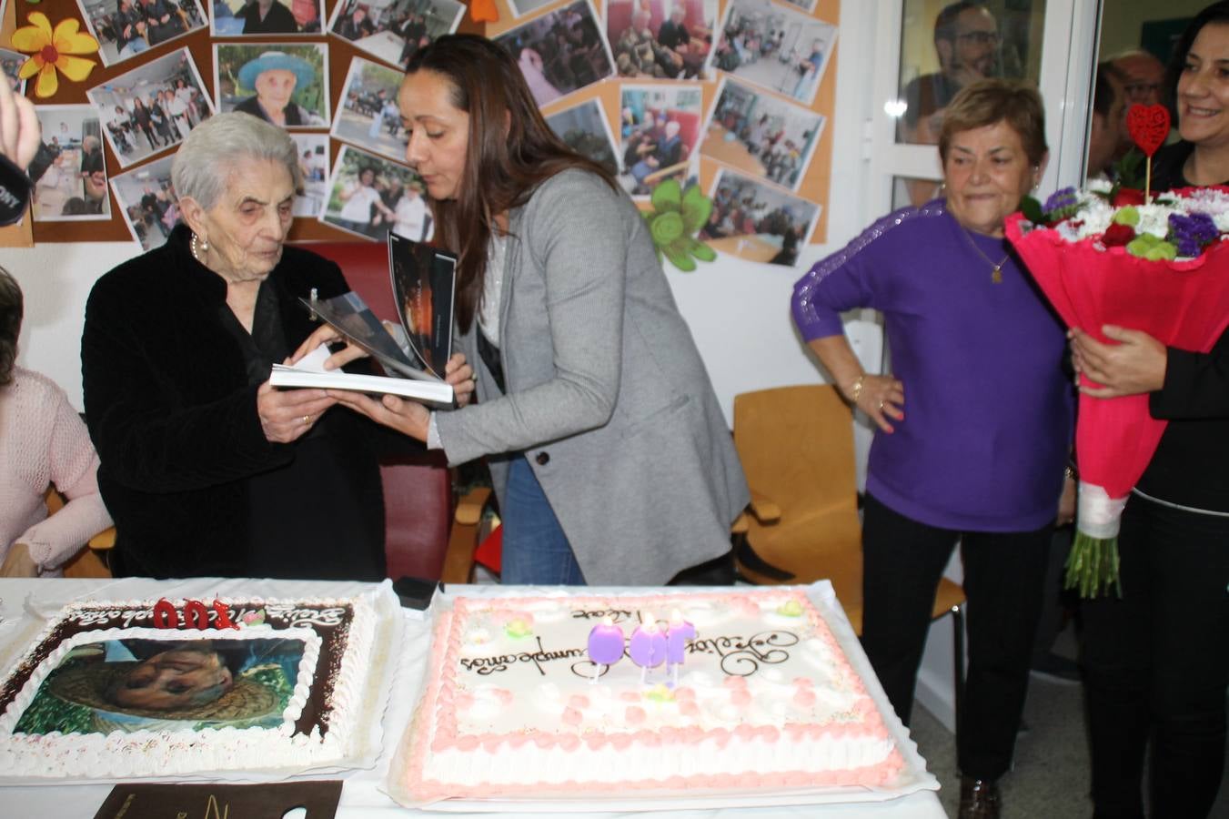 Un gran mural con fotografías de momentos y experiencias vividas para felicitar a Pilar Sotomayor Macías ha presidido la celebración de su 100 cumpleaños.