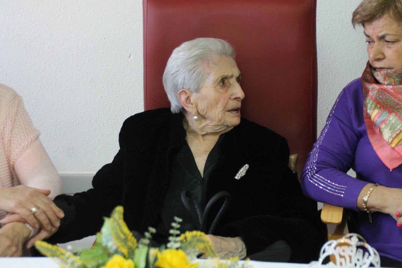 Un gran mural con fotografías de momentos y experiencias vividas para felicitar a Pilar Sotomayor Macías ha presidido la celebración de su 100 cumpleaños.