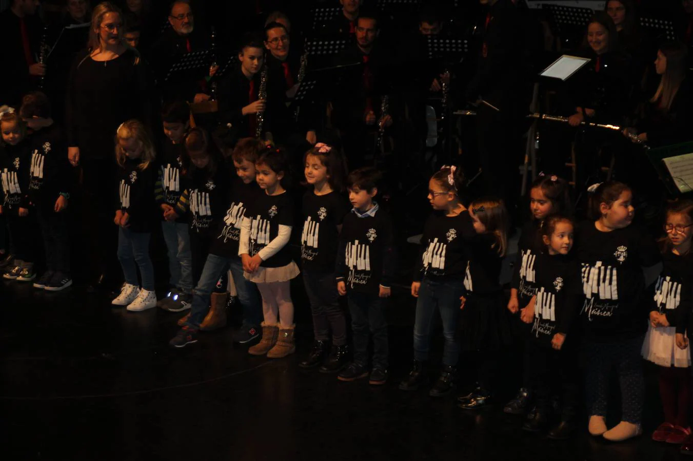 Los alumnos más pequeños de la Escuela de Música en su estreno en el Conciertazo.