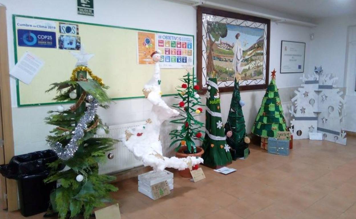 Exposición de árboles de Navidad en el hall del IES Ramón Carande.