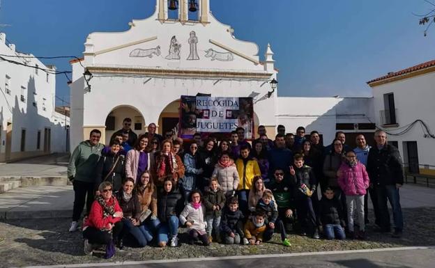 Foto del grupo y miembros de la Cofradía del Señor Coronado de Espinas el año pasado.