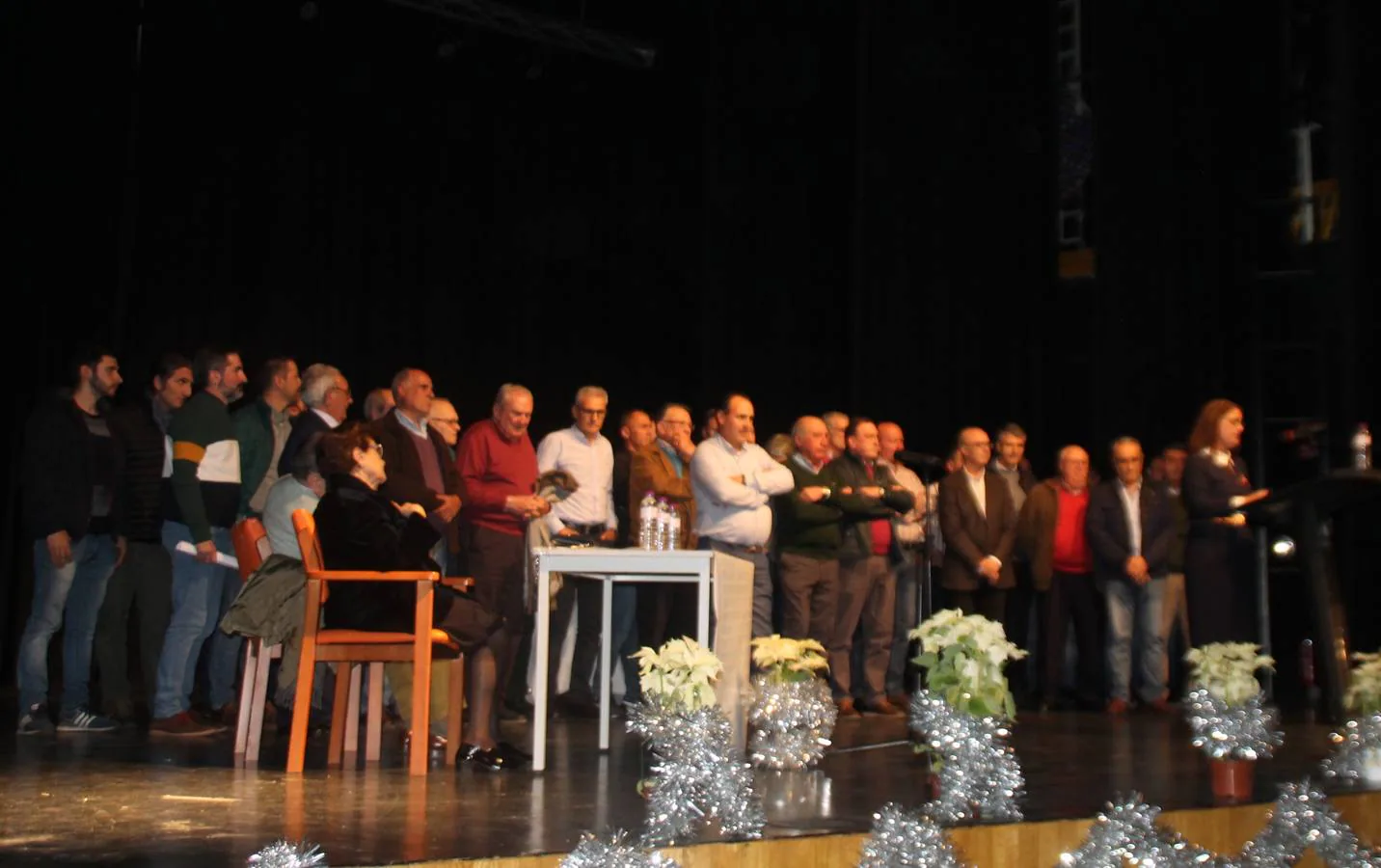 Alfonso Gallardo rodeado de sus trabajadores más antiguos y miembros de los comités de empresa organizadores del homenaje.
