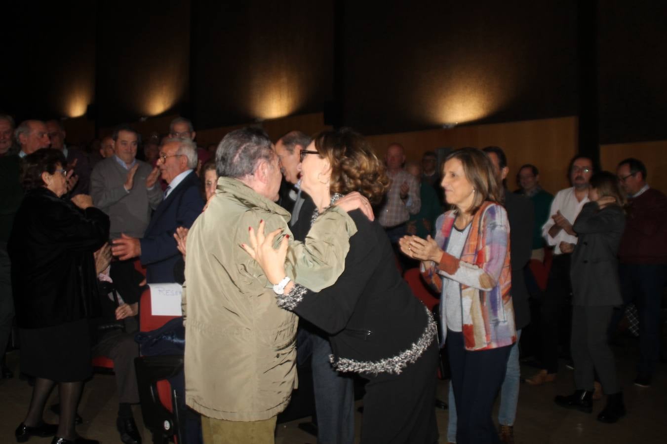 Alfonso Gallardo rodeado de sus trabajadores más antiguos y miembros de los comités de empresa organizadores del homenaje.