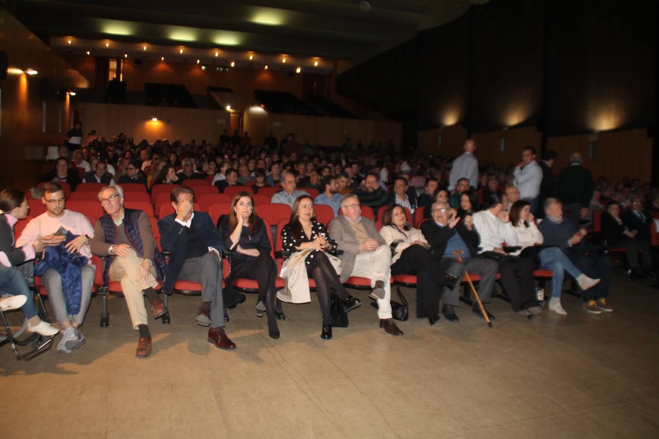 Alfonso Gallardo rodeado de sus trabajadores más antiguos y miembros de los comités de empresa organizadores del acto.