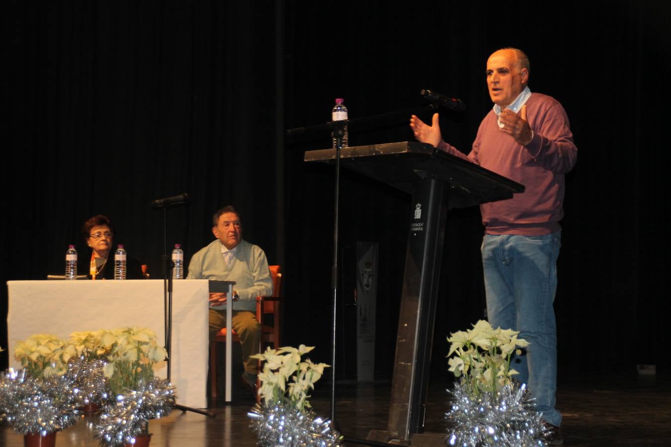 Alfonso Gallardo rodeado de sus trabajadores más antiguos y miembros de los comités de empresa organizadores del acto.