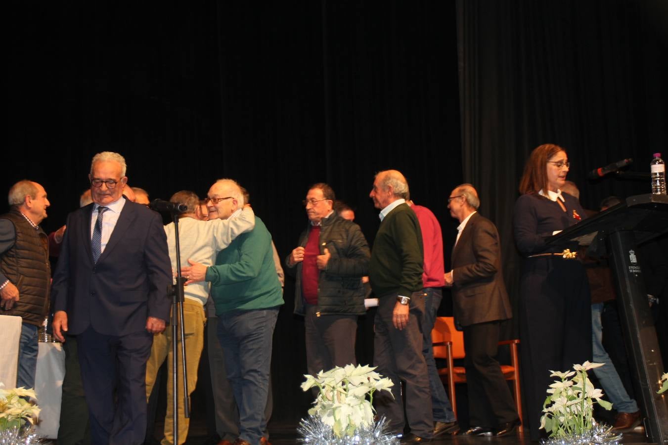 Alfonso Gallardo rodeado de sus trabajadores más antiguos y miembros de los comités de empresa organizadores del acto.