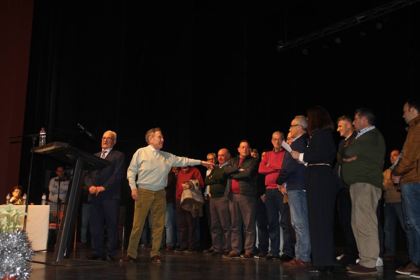 Alfonso Gallardo rodeado de sus trabajadores más antiguos y miembros de los comités de empresa organizadores del acto.