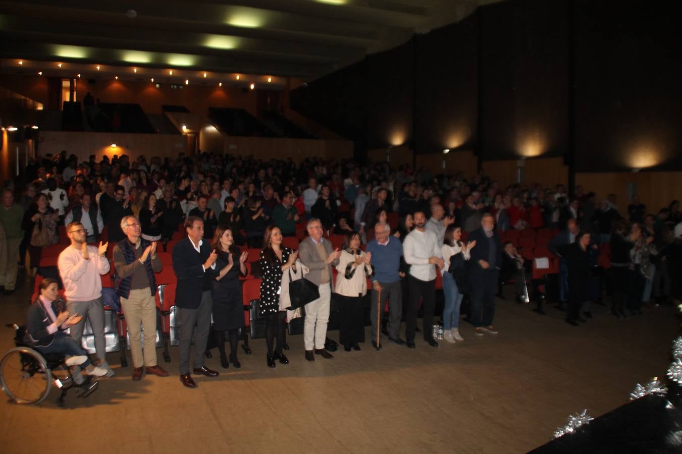 Alfonso Gallardo rodeado de sus trabajadores más antiguos y miembros de los comités de empresa organizadores del acto.