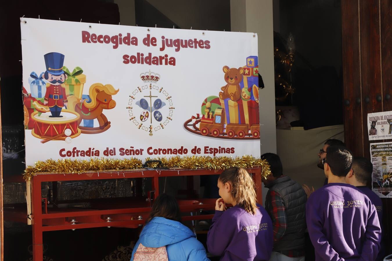 Durante el ensayo solidario recabando juguetes por las calles de Jerez.