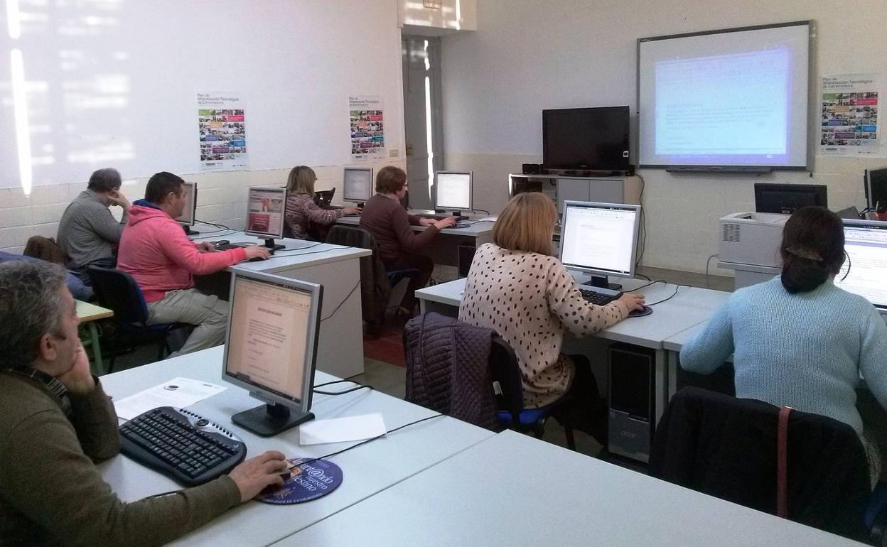 Usuarios en un taller impartido por el Nuevo Centro del Conocimiento de Jerez.