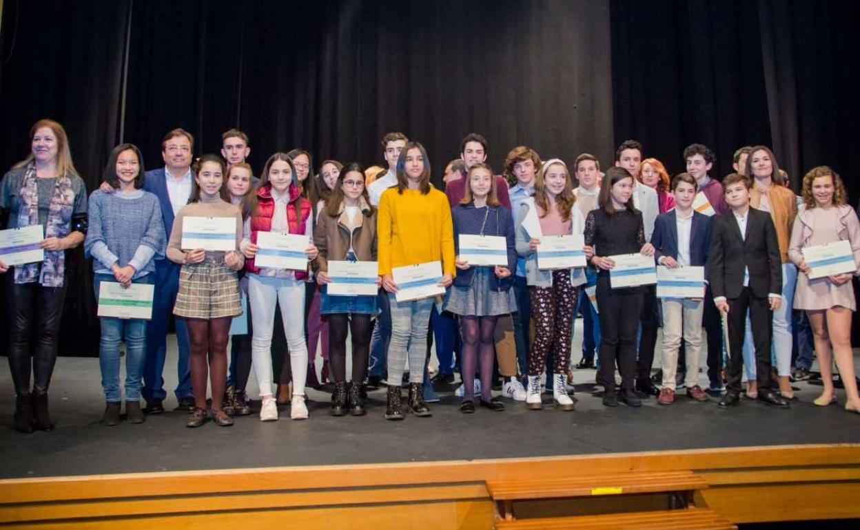 Foto de todos los alumnos premiados, entre ellas las dos alumnas jerezanas.