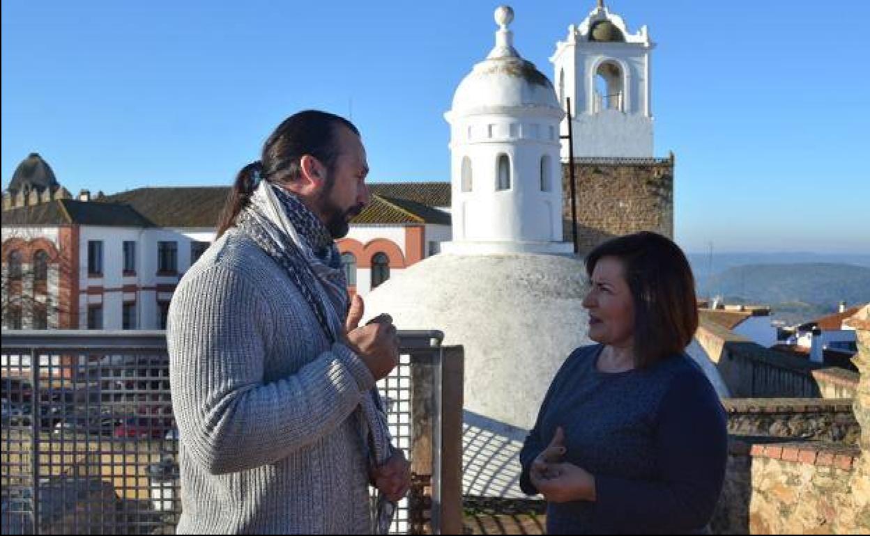Juan Carlos Santana (Podemos), alcalde de Jerez de los Caballeros, charla con Francisca Rosa (PP).