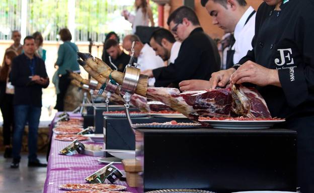El manjar de la dehesa en manos de cortadores profesionales en el Salón del Jamón Ibérico.