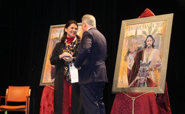El Hermano Mayor de la Cofradía de Santo Domingo de Guzmán y Nuestra Señora del Rosario, Juan Miguel Ramírez, entregó un rosario a Nuria Barrera Bellido.