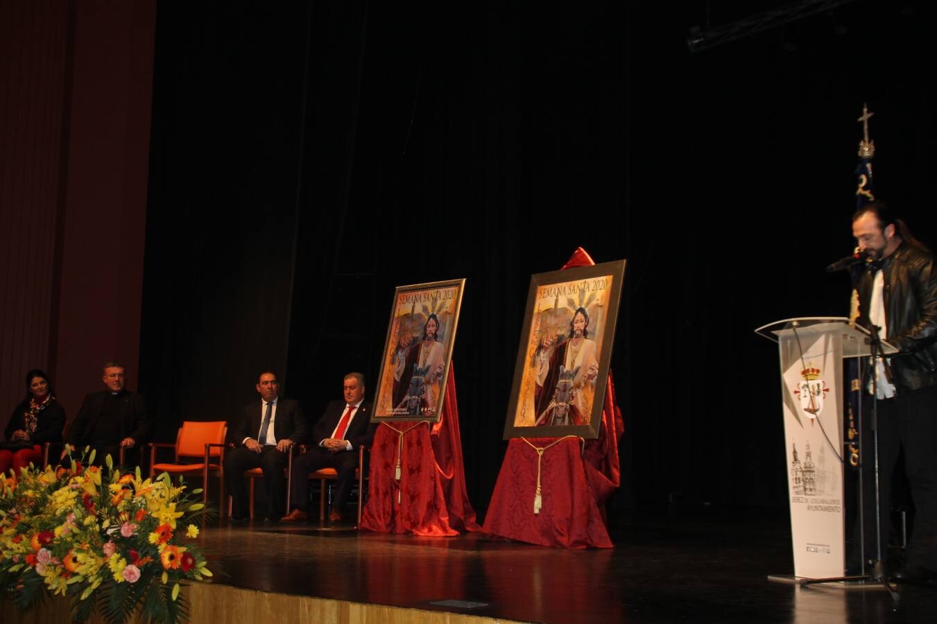 La autora del cartel,Nuria Barrera, el presidente de la Junta de Cofradías, el alcalde de Jerez, el Hermano Mayor de la Cofradía de Santo Domingo de Guzmán y el párroco de la ciudad, junto al cartel que anuncia la Semana Santa de Jerez de los Caballeros 2020. 