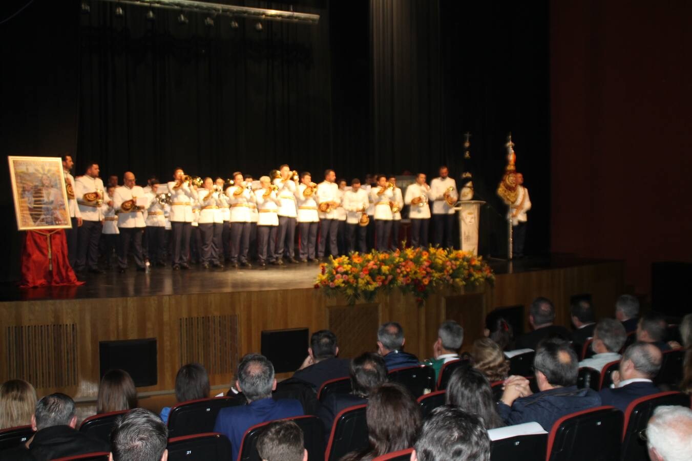 La autora del cartel,Nuria Barrera, el presidente de la Junta de Cofradías, el alcalde de Jerez, el Hermano Mayor de la Cofradía de Santo Domingo de Guzmán y el párroco de la ciudad, junto al cartel que anuncia la Semana Santa de Jerez de los Caballeros 2020. 