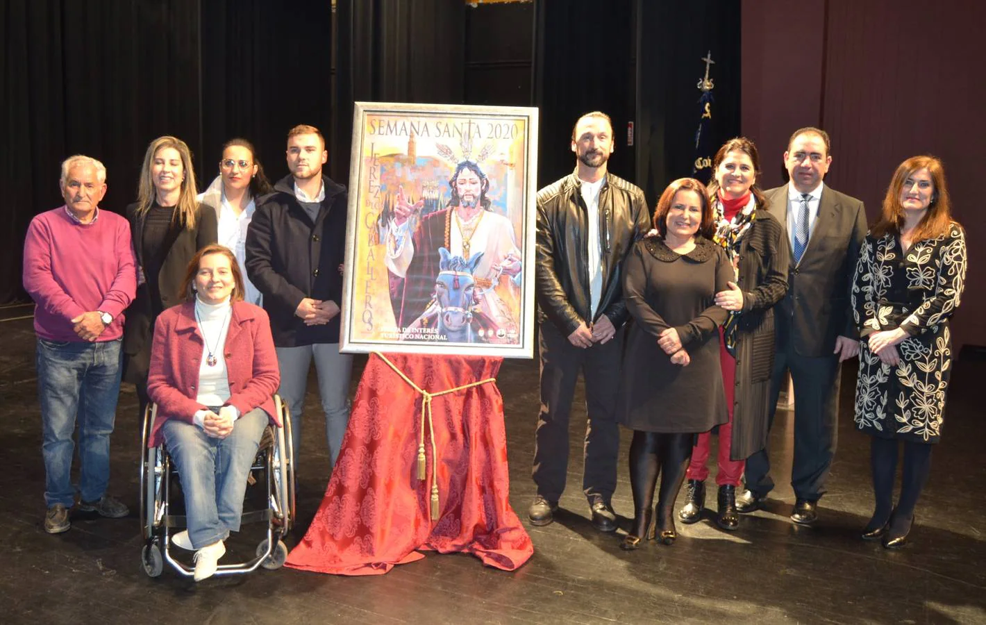 La autora del cartel,Nuria Barrera, el presidente de la Junta de Cofradías, el alcalde de Jerez, el Hermano Mayor de la Cofradía de Santo Domingo de Guzmán y el párroco de la ciudad, junto al cartel que anuncia la Semana Santa de Jerez de los Caballeros 2020. 