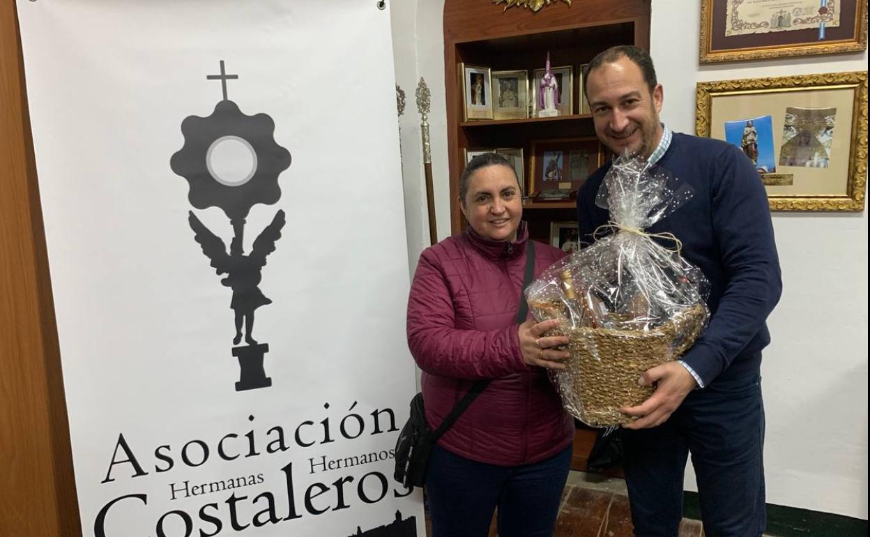 Paqui Márquez Benavides, ganadora del concurso, junto a Juan Antonio Bermúdez, presidente de la Asociación de costaleros y costaleras de Jerez de los Caballeros.