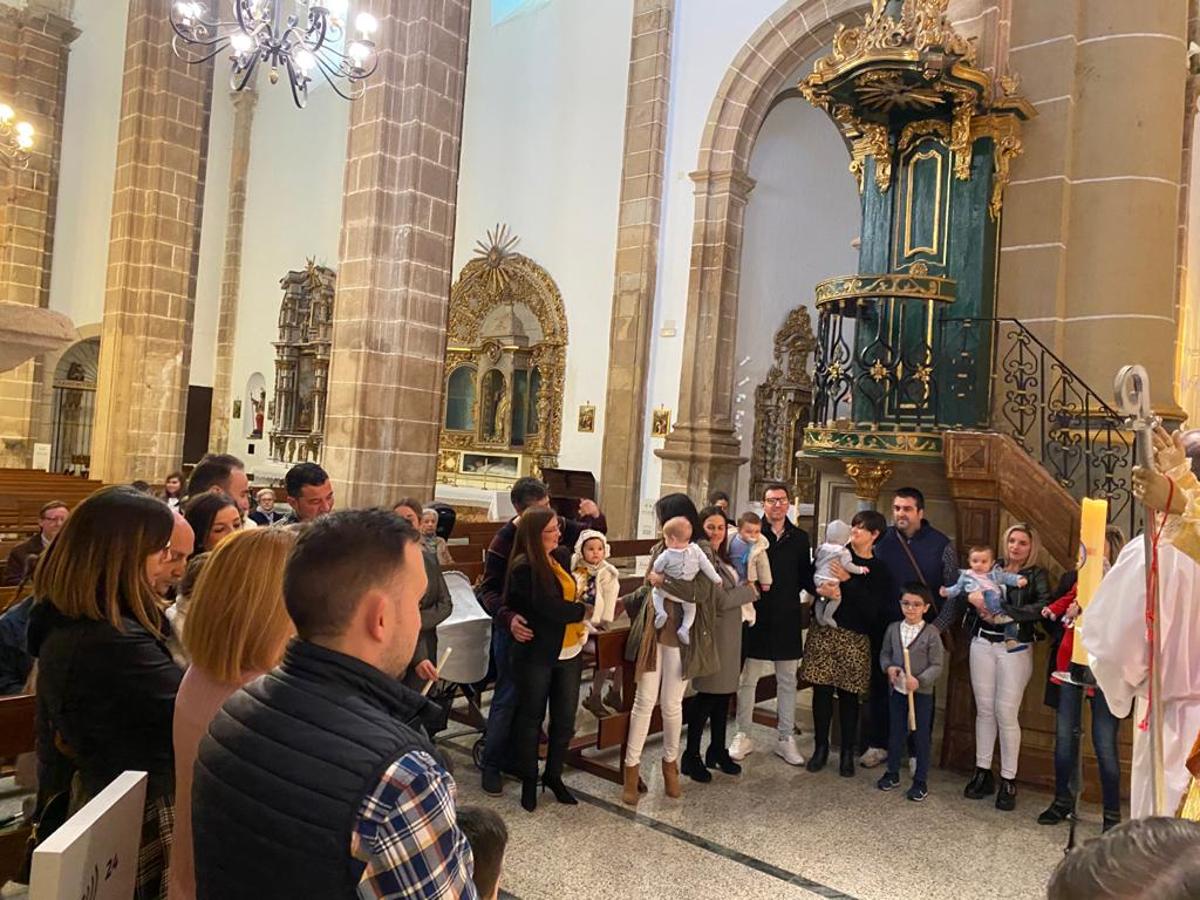 Presentación de los niños a la Virgen en la celebración de La Candelaria. 