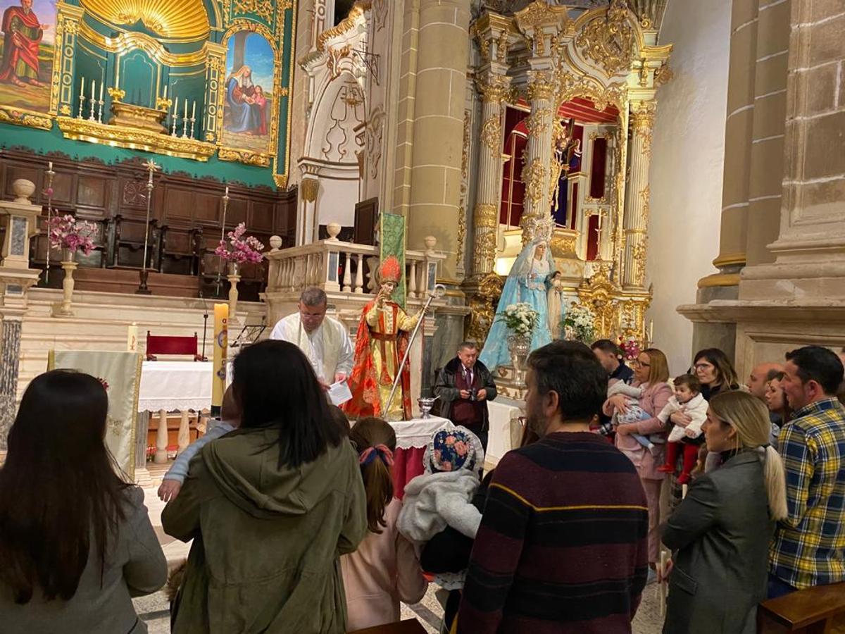 Presentación de los niños a la Virgen en la celebración de La Candelaria. 