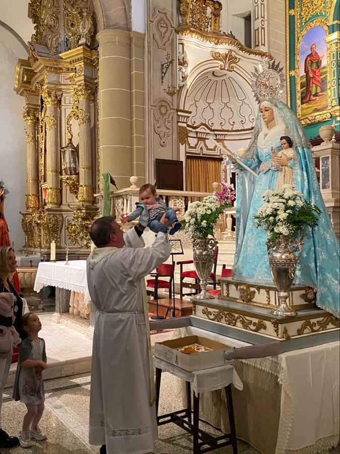 Presentación de los niños a la Virgen en la celebración de La Candelaria. 
