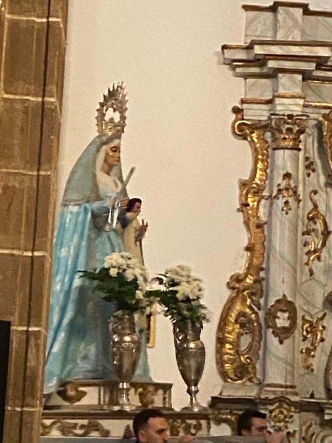 Presentación de los niños a la Virgen en la celebración de La Candelaria. 