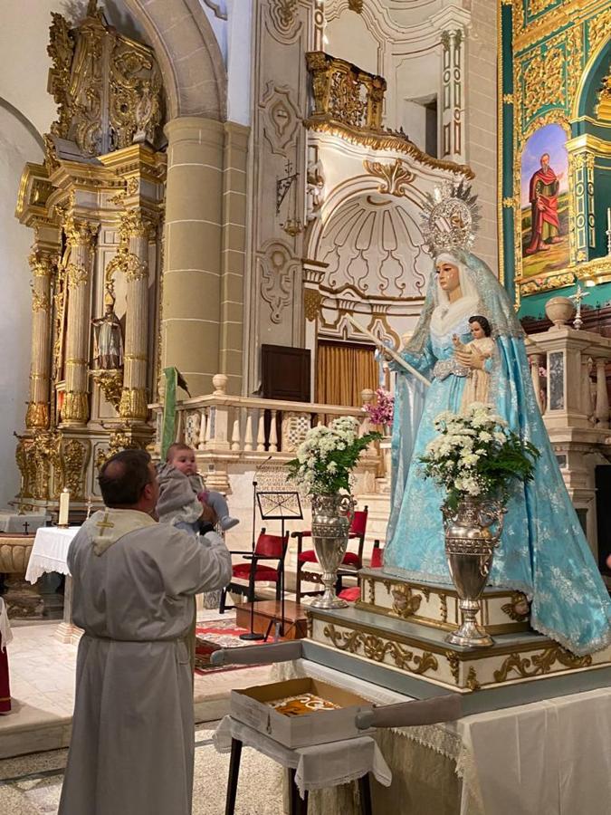 Presentación de los niños a la Virgen en la celebración de La Candelaria. 