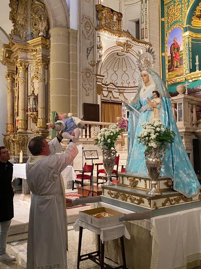 Presentación de los niños a la Virgen en la celebración de La Candelaria. 