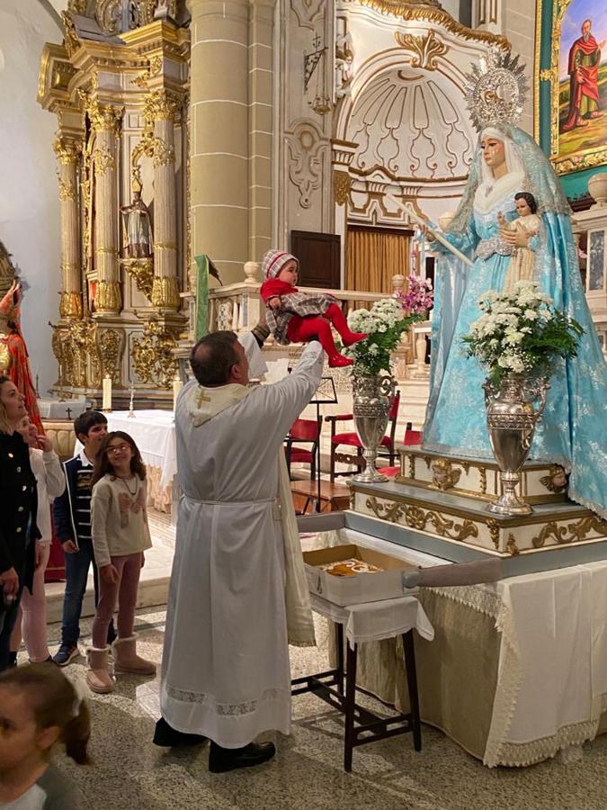 Presentación de los niños a la Virgen en la celebración de La Candelaria. 