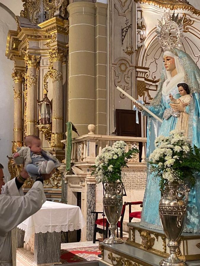 Presentación de los niños a la Virgen en la celebración de La Candelaria. 