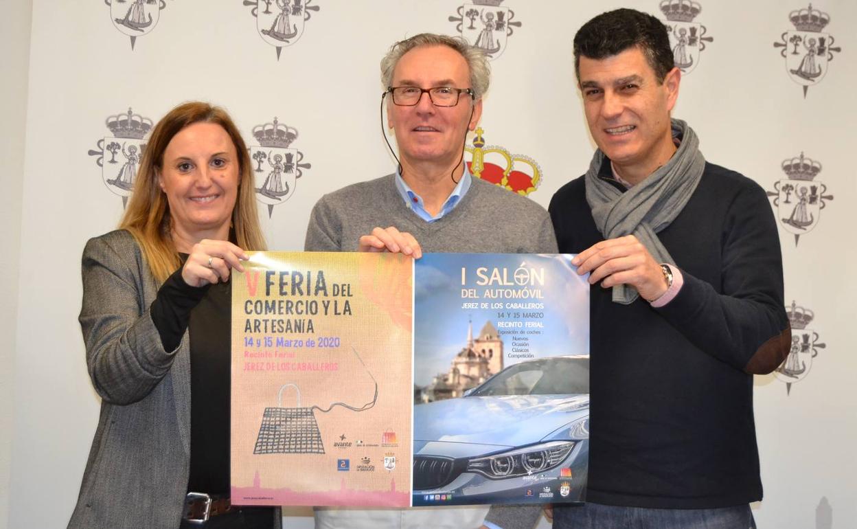 El concejal de Comercio e Industrial, en el centro, junto al gerente para la dinamización del Comercio local y la directora de INFEJE hoy en la presentación de la citada Feria.