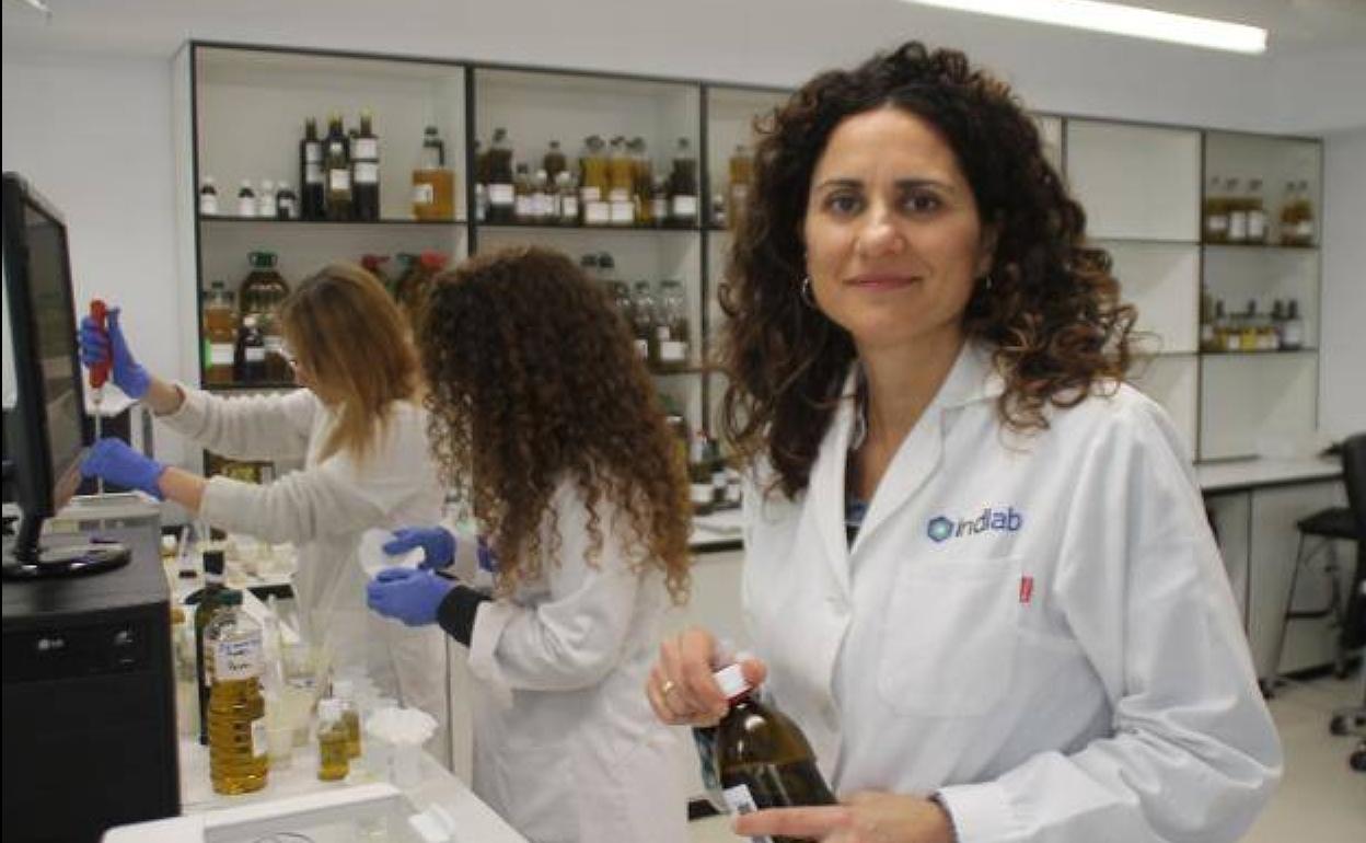 En el laboratorio. Macarena Díaz cata aceite en las instalaciones de IndLab de Jerez de los Caballeros. 