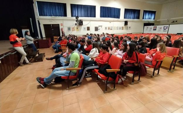 Reunidos en el salón de actos del Instituto El Pomar. 